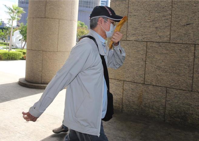 前桃园市长郑文灿涉嫌护航土地重划案收贿500万元，桃园地院14日开庭，在移审才坦认犯罪的某集团前发言人侯水文，在准备程序庭坦承不讳，称这是他一生中唯一一次犯的错，非常后悔，自己年近8旬，希望法官能从轻量刑，开庭过程都称只是被告知，多是白手套廖俊松主导和长官杨兆麟主导。在步出法院时，侯水文戴着口罩用牛皮纸袋遮着脸，快步离去。（陈麒全摄）