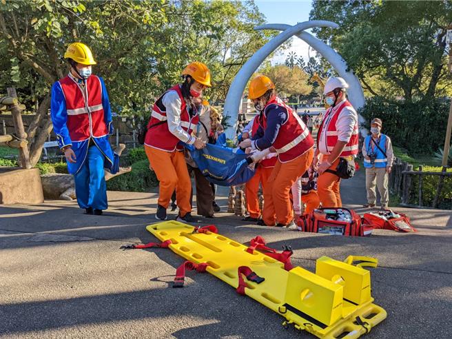 新竹縣政府將於19日在六福村主題遊樂園舉辦大規模傷病患演練，演練採無劇本模式，訓練工作人員臨場反應。（六福村提供／邱立雅竹縣傳真）