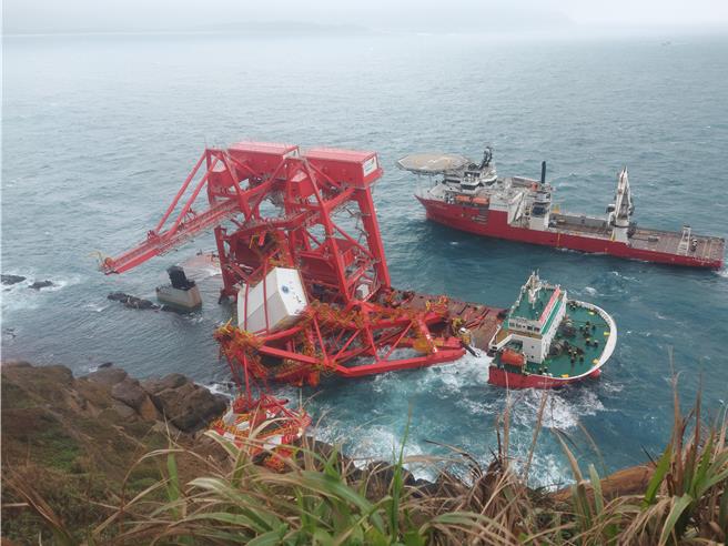 工程人员14日发现陆籍货轮「钰洲启航」船上的桥式起重机固定桩发生松动，为确保安全，人员已暂时撤离，图为12日作业资料照片。（张铠乙摄）