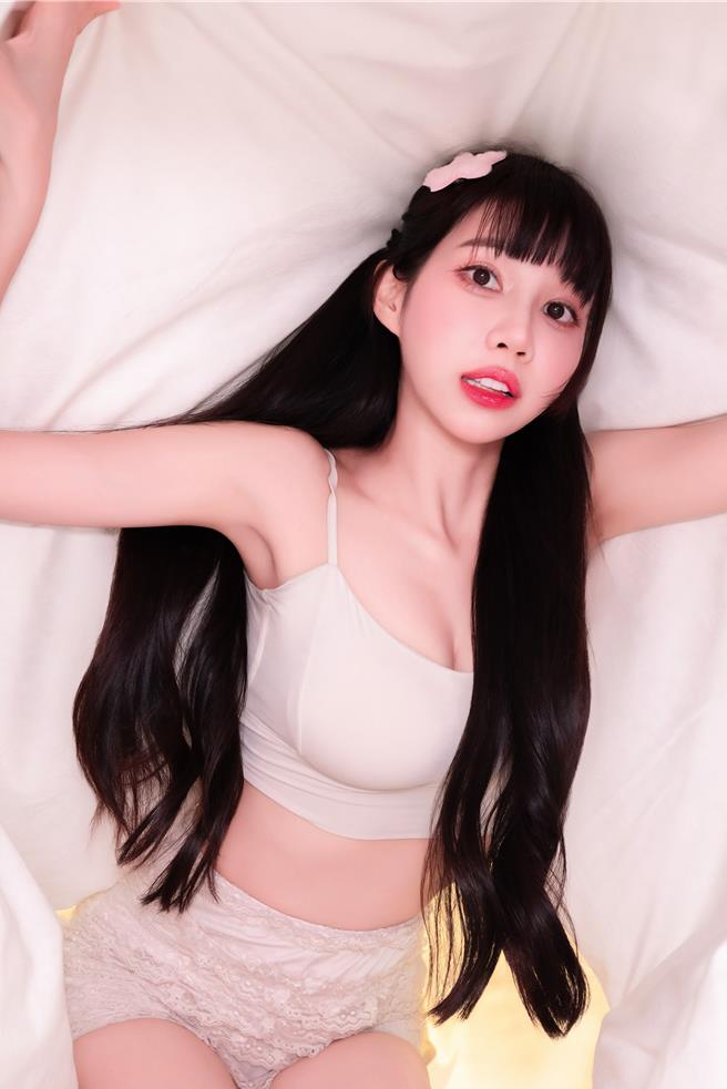 筠熹创意发想，营造出和粉丝们一起躲在被子里的感觉。（乐天桃猿提供）