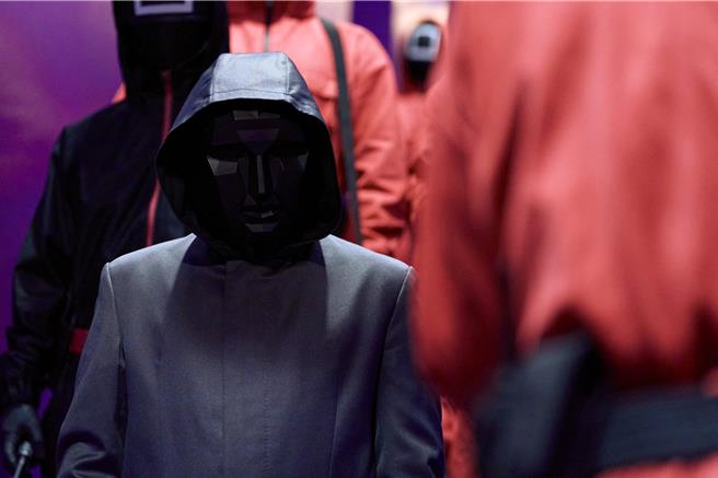 李炳宪回归《鱿鱼游戏2》饰演主办游戏的「代表人物」。（Netflix提供）