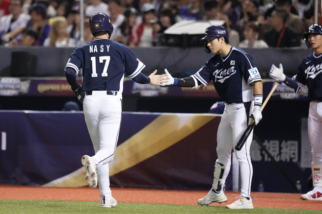 韓國隊13日在7局上靠著代打的羅承燁（左）陽春炮追回1分。（中華棒協提供）