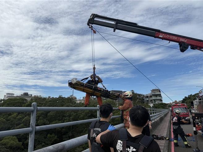 消防人員以吊掛方式將老翁從橋下救起。（警方提供）