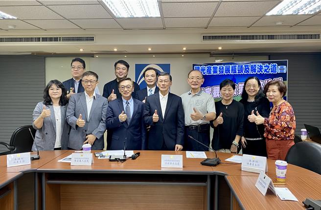 国家政策研究基金会14日举行国家观光政策年终检讨，邀产学界座谈交流意见。（蔡明亘摄）