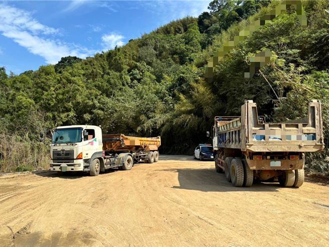 苗栗縣警察分局聯合銅鑼鄉公所及環保局前往銅鑼鄉老雞隆段稽查，發現兩輛由62歲曾男與53歲徐男駕駛的貨車，載運無來源證明的土方並非法棄置於該地。（苗栗縣警察分局提供／呂麗甄苗栗傳真）