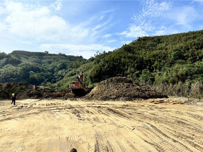 苗栗縣警察分局聯合銅鑼鄉公所及環保局前往銅鑼鄉老雞隆段稽查。（苗栗縣警察分局提供／呂麗甄苗栗傳真）