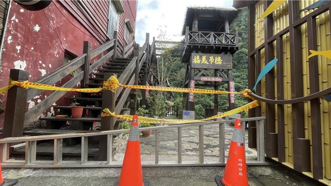 嘉义县阿里山乡山美村福美吊桥景观平台空桥昨(13日)下午因木栈道断裂，造成1死4伤，目前现场已封锁。(吕妍庭摄)