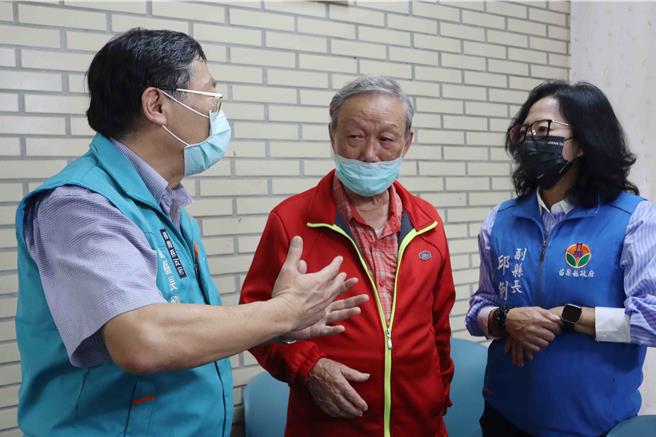 嘉义县副县长刘培东(左)也陪同专程南下探视乡亲的苗栗县副县长邱俐俐(右)等人，前往医院和殡仪馆慰问伤者和亡者家属。(吕妍庭摄)