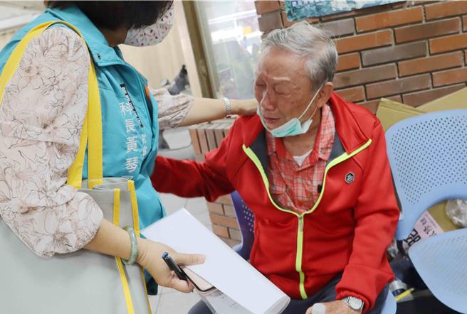 死者大伯一起同团出游，感嘆「碰到了，也只能面对」，甚至一度痛哭失声。(吕妍庭摄)