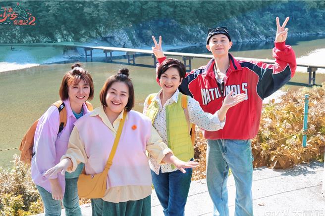 严艺文（左起）、锺欣凌、杨贵媚、张轩睿在日本高知探寻台湾人。（八大提供）