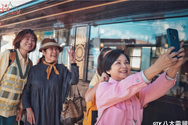 杨贵媚（右起）、锺欣凌、严艺文（左）都被洪大姊（左2）的故事给感动。（八大提供）