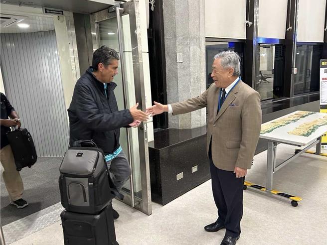 外交部政务次长田中光代表政府前往欢迎来台转机的帛琉总统惠恕仁。（外交部提供）