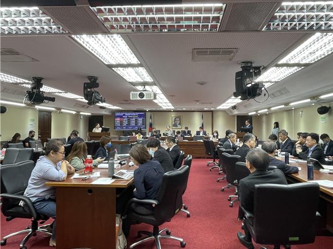 立法院社福环卫委员会今天邀请环境部长彭启明业务报告并备质询。（蔡佩珈摄）