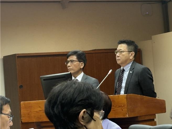 证交所董事长林修铭（右）（资料照／吴静君摄)