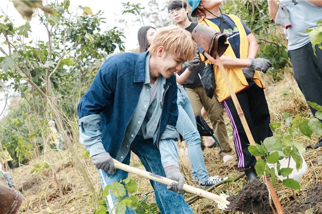 鼓鼓日前赴宜兰参与植树公益活动。（相信音乐提供）