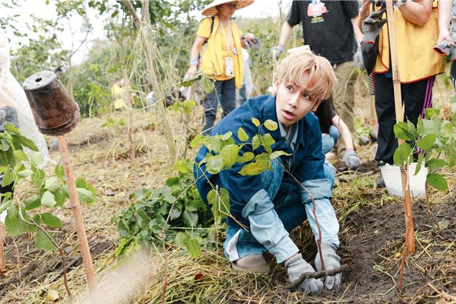 鼓鼓日前赴宜兰参与植树公益活动。（相信音乐提供）