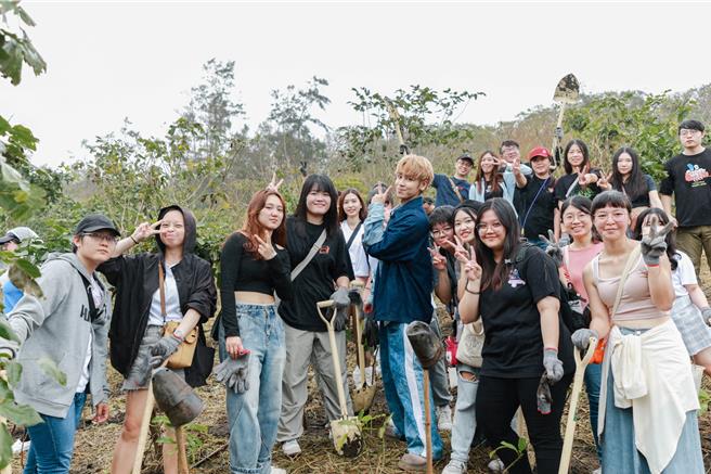 鼓鼓日前赴宜兰参与植树公益活动。（相信音乐提供）