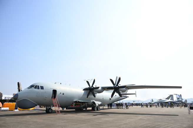 图为海军运-8反潜巡逻机在第十五届中国航展上静态展示。 （新华社）