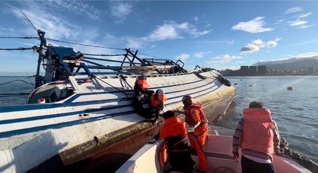 海巡人员将船员全部接驳返回淡水第2渔港。（海巡署提供）