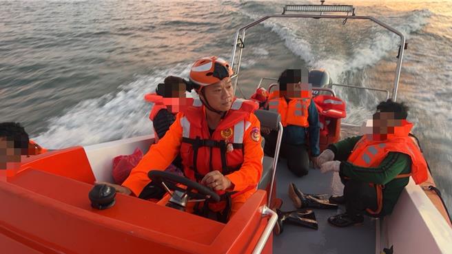 海巡人员将船员全部接驳返回淡水第2渔港。（海巡署提供）