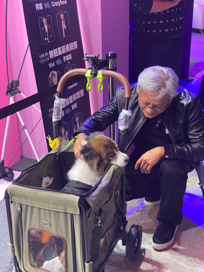 辉达执行长黄仁勋在WirForce上热情的与Eric Jou的狗打招呼。（Eric Jou提供）