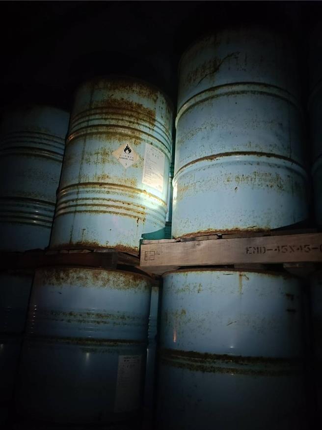查获业者违规存放大量非申请的公共危险物品，且容器严重锈蚀。（翻摄照片／洪靖宜高雄传真）