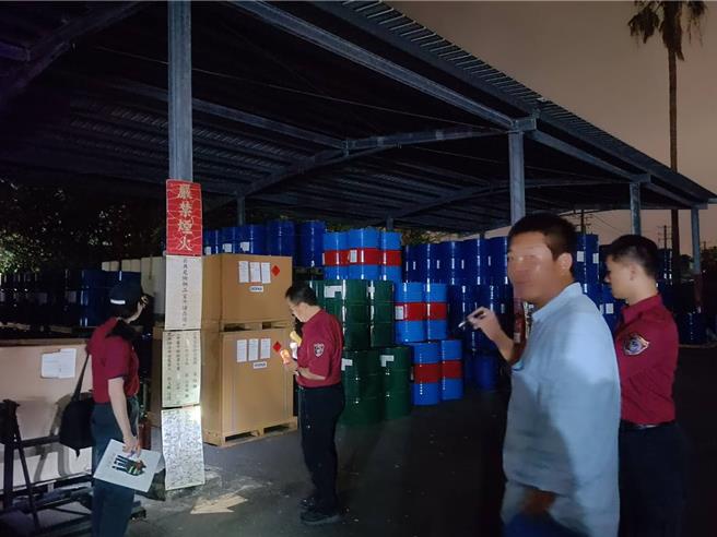 消防夜间督导化学品仓库。（翻摄照片／洪靖宜高雄传真）