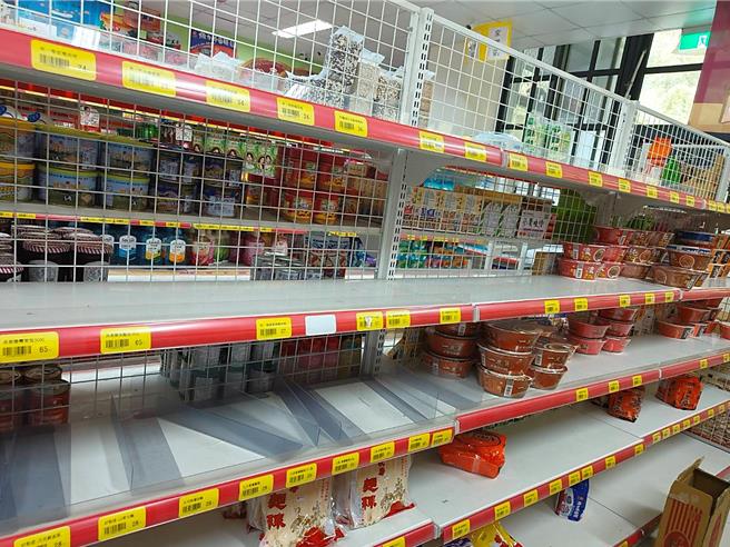 台東地區農會蘭嶼生鮮超市貨架上僅剩乾糧，生鮮蔬果被搶購一空。（民眾提供／蕭嘉蕙台東傳真）