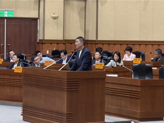 基隆市议员何淑萍14日总质询时询问基隆市生育补助从2万元调涨为3万元何时实施。基隆市长谢国梁表示预计明年上路。（徐佑升摄）