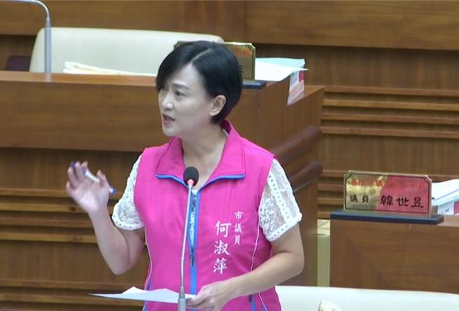 基隆市议员何淑萍14日总质询询问基隆市生育补助从2万元调涨为3万元何时实施。基市府民政处长张渊翔回应，明年通过条例修正就可以上路。（翻摄画面／徐佑升基隆传真）