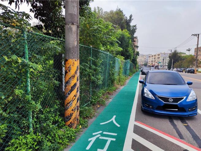 新竹市政府积极推动「道安五环」行动，多管齐下改善步行环境、提升道路安全，其中，建功国小建新路标线人行道近期完工，为孩子们打造安全的通学路。（新竹市政府提供／陈育贤新竹传真）