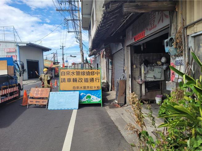 神冈区丰洲路一带自来水管线老旧，长年水压不稳、漏水频繁，今年已发生6次破管，因停水、封路抢修引发民怨。（杨琼璎服务处提供／张妍溱台中传真）