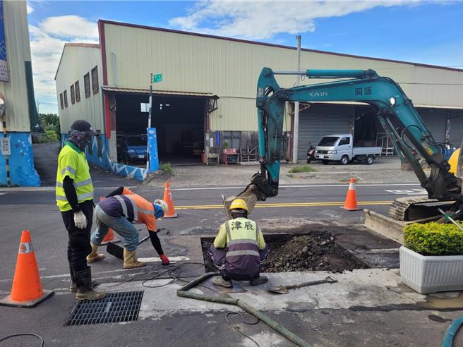 神冈区丰洲路一带自来水管线老旧，长年水压不稳、漏水频繁，今年已发生6次破管，因停水、封路抢修引发民怨。（杨琼璎服务处提供／张妍溱台中传真）