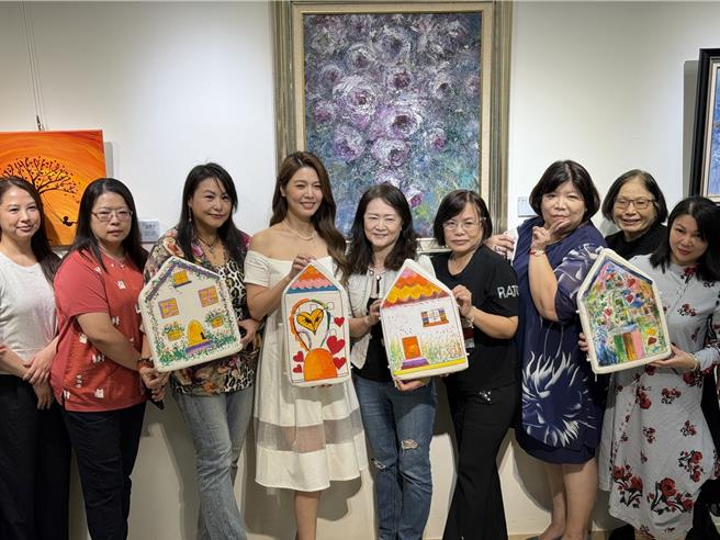 白家绮和16位桃园画家「心语画爱」 举办联展助失依儿。（民视提供）