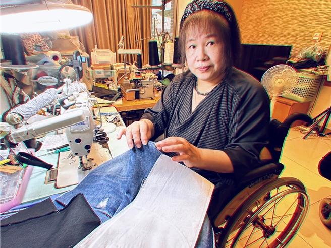 花甲之年身障者顺利重返职场！60岁的洪丽美参加劳动力发展署桃竹苗分署委托培训机构办理委外职前训练计画中的服饰车缝染制技能应用班，训后运用所学成功开设了自己的工作坊。（桃竹苗分属提供／廖姮玥桃园传真）