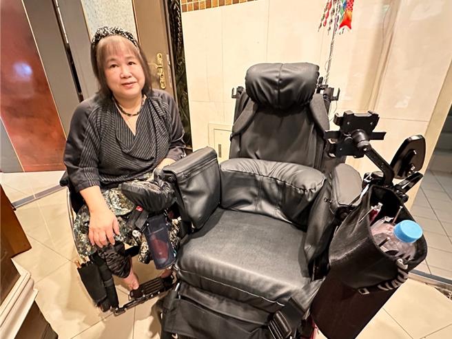 花甲之年身障者顺利重返职场！60岁的洪丽美参加劳动力发展署桃竹苗分署委托培训机构办理委外职前训练计画中的服饰车缝染制技能应用班，训后运用所学成功开设了自己的工作坊。（桃竹苗分属提供／廖姮玥桃园传真）