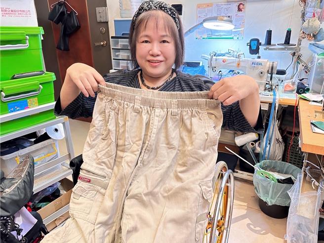 花甲之年身障者顺利重返职场！60岁的洪丽美参加劳动力发展署桃竹苗分署委托培训机构办理委外职前训练计画中的服饰车缝染制技能应用班，训后运用所学成功开设了自己的工作坊。（桃竹苗分属提供／廖姮玥桃园传真）