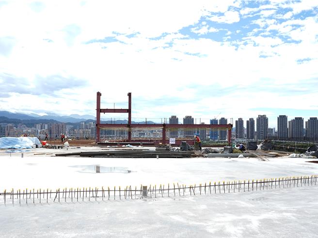 第一魚果市場改建案因減項發包惹議，台北市議會工務委員會今（14）日赴工地現場視察。（黃敬文攝）