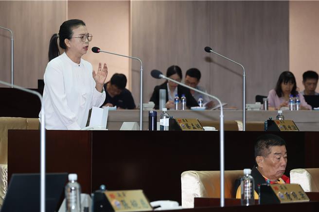 南投縣議員蔡孟娥認為，中火增加燃氣，卻不減煤，造成南投空汙惡化，痛斥中央罔顧人民健康相當無良！（楊靜茹攝）