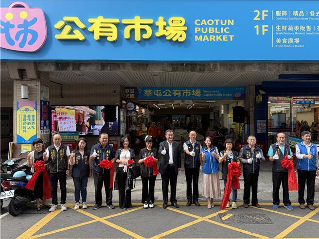 草屯鎮長簡景賢出席公有零售市場美學升級剪綵，宣布明年農曆春節前每1名鎮民發600元消費券。（楊靜茹攝）