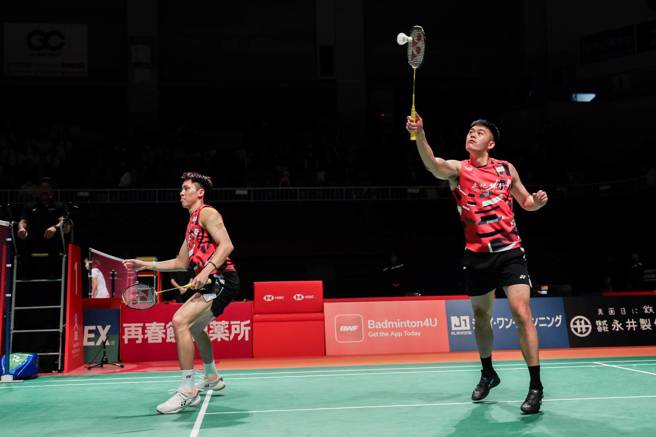 宝岛羽球选手王齐麟（右）专注回球，和搭檔邱相榤晋级日本熊本大师赛男双8强。（Badminton Photo提供）