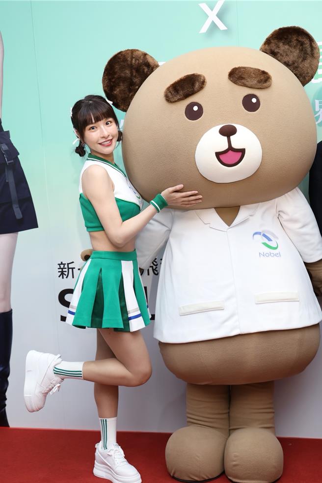 峮峮外型甜美，拥有许多忠实粉丝。（杨澍摄）