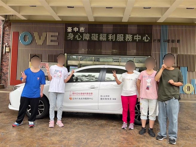 为帮助正向师到宅访视、评估及辅导，善心企业家锺文智特别捐赠交通车，让服务团队能更有效率的支持身心障碍者与其家庭。（民眾提供）