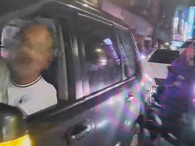 警方迅速通报展开拦截，最终成功拦下逃逸的53岁张姓男子。（图警方提供／简铭柱翻摄）