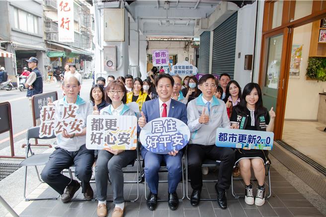 新竹市代理市长邱臣远（中）14日宣布启动都市更新2.0计画，进一步推动公办都市更新辅导。（新竹市政府提供／陈育贤新竹传真）