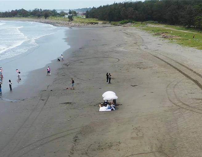 漁光島月牙灣清理後。（市府提供／寶智華台南傳真）