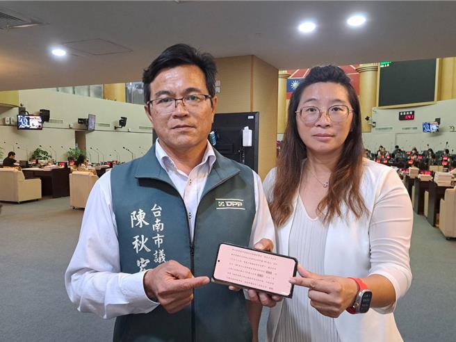 台南市议员陈秋宏(左)昨天爆料有长照机构诈骗失智妇人后，又接获其他家属爆料遭骗钱，他今天与市议员沈家凤(右)同声要求市府协助受害家属。(曹婷婷摄)