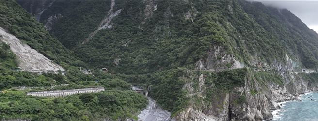 台鐵公司14日赴交通部報告0403震災台鐵北迴線災後搶修復建工作辦理情形。（台鐵公司提供／蔡明亘台北傳真）