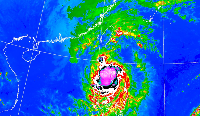 天兔颱風目前位於鵝鑾鼻南南東方。（翻攝自氣象署）