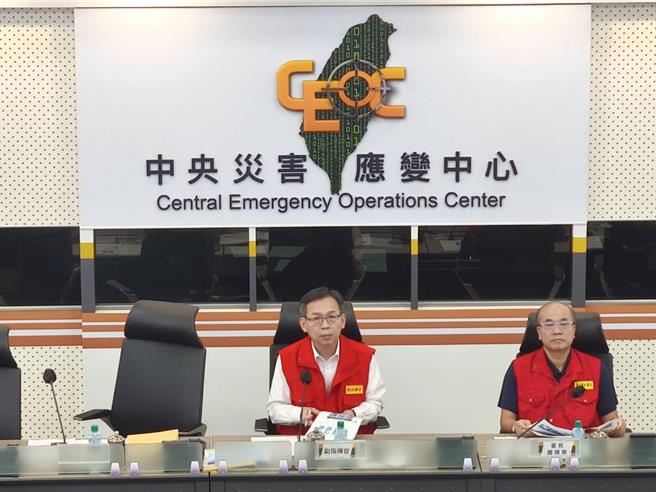 中央气象署预计于今（14）日下午5时30分发布「天兔」海上陆上颱风警报，中央灾害应变中心于下午3时召开第2次工作会报。（消防署提供）